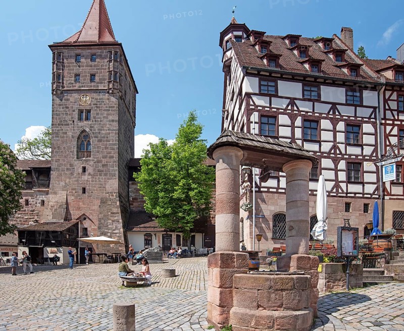 Medieval draw well, on the right the PÃœilatushaus, on the left the Tiergärtnertorturm 14th century, the Tiergärtnertorplatz, Nuremberg, Middle Franconia, Bavaria, Germany, Europe