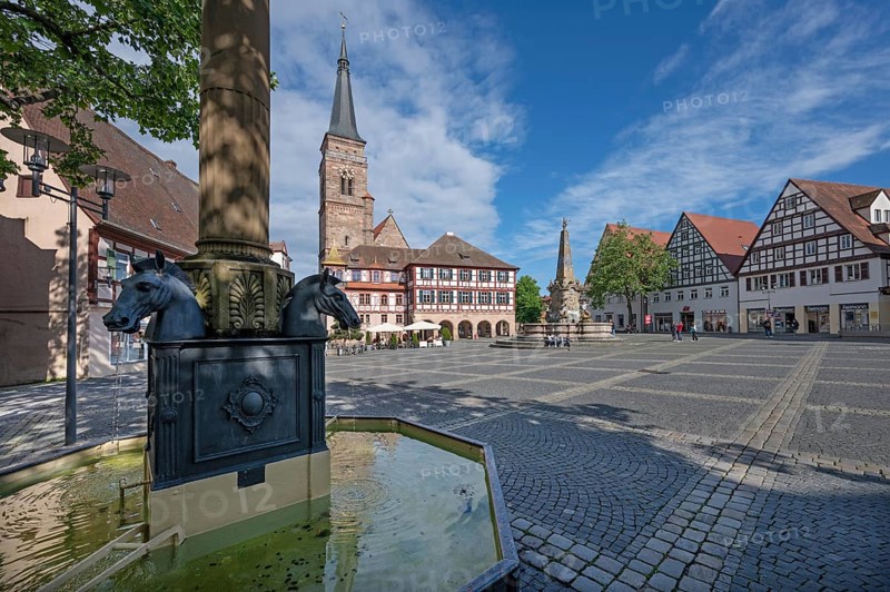 Gaulsbrunnen, built in 1823, behind the old town hall, and the town church, Königsplatz, Schwabach, Middle Franconia, Bavaria, Germany, Europe