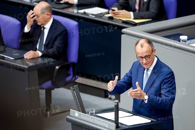 CDU parliamentary group leader Friedrich Merz, right, speaks in the Bundestag, in the background is Federal Chancellor Olaf Scholz, Berlin, 06/06/2024, Berlin, Berlin, Germany, Europe