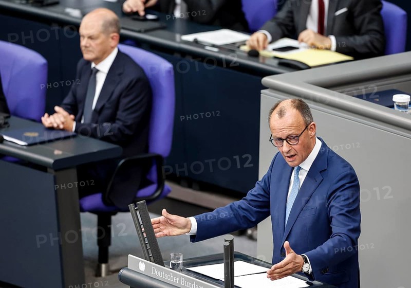 CDU parliamentary group leader Friedrich Merz, right, speaks in the Bundestag, in the background is Federal Chancellor Olaf Scholz, Berlin, 06/06/2024, Berlin, Berlin, Germany, Europe