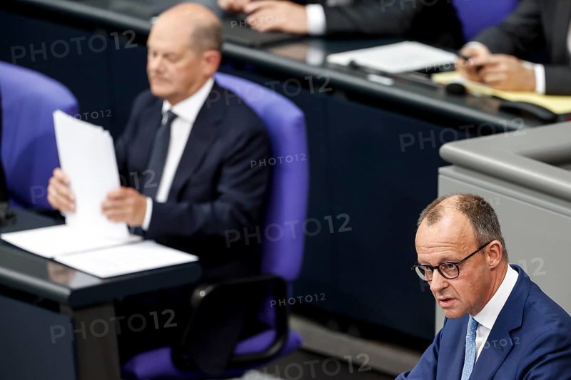CDU parliamentary group leader Friedrich Merz, right, speaks in the Bundestag, in the background is Federal Chancellor Olaf Scholz, Berlin, 06/06/2024, Berlin, Berlin, Germany, Europe