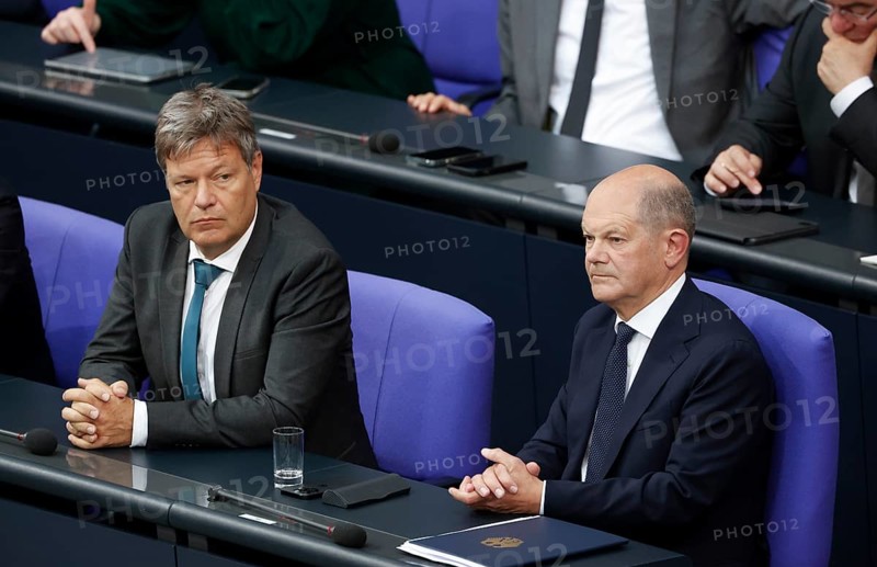 Federal Chancellor Olaf Scholz with Federal Minister of Economics Robert Habeck in the Bundestag, Berlin, 6 June 2024, Berlin, Berlin, Germany, Europe