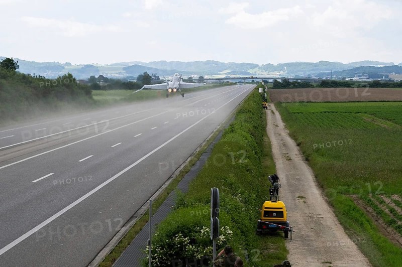 Swiss Air Force F/A 18 fighter aircraft take off and land on the A1 motorway during the Alpha Uno exercise in Payerne on Wednesday, 5 June 2024. The purpose of the military exercise is to strengthen the defence capability of the Swiss Armed Forces through so-called decentralisation. (DDPS/DDPS, Clemens Laub)
