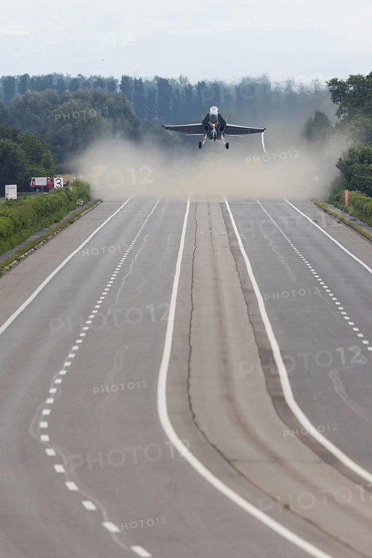 Swiss Air Force F/A 18 fighter aircraft take off and land on the A1 motorway during the Alpha Uno exercise in Payerne on Wednesday, 5 June 2024. The purpose of the military exercise is to strengthen the defence capability of the Swiss Armed Forces through so-called decentralisation. (DDPS/DDPS, Philipp Schmidli)