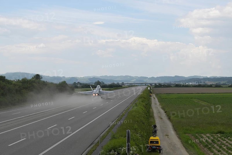 Swiss Air Force F/A 18 fighter aircraft take off and land on the A1 motorway during the Alpha Uno exercise in Payerne on Wednesday, 5 June 2024. The purpose of the military exercise is to strengthen the defence capability of the Swiss Armed Forces through so-called decentralisation. (DDPS/DDPS, Clemens Laub)