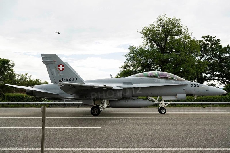 Swiss Air Force F/A 18 fighter aircraft take off and land on the A1 motorway during the Alpha Uno exercise in Payerne on Wednesday, 5 June 2024. The purpose of the military exercise is to strengthen the defence capability of the Swiss Armed Forces through so-called decentralisation. (DDPS/DDPS, Sam Bosshard)