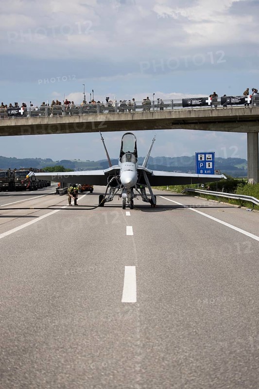 Swiss Air Force F/A 18 fighter aircraft take off and land on the A1 motorway during the Alpha Uno exercise in Payerne on Wednesday, 5 June 2024. The purpose of the military exercise is to strengthen the defence capability of the Swiss Armed Forces through so-called decentralisation. (DDPS/DDPS, Philipp Schmidli)