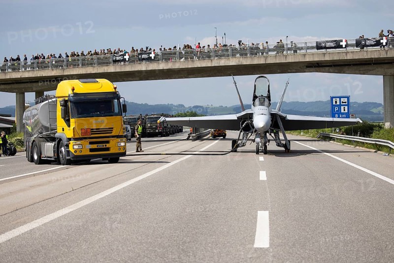 Swiss Air Force F/A 18 fighter aircraft take off and land on the A1 motorway during the Alpha Uno exercise in Payerne on Wednesday, 5 June 2024. The purpose of the military exercise is to strengthen the defence capability of the Swiss Armed Forces through so-called decentralisation. (DDPS/DDPS, Philipp Schmidli)