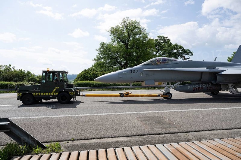 Swiss Air Force F/A 18 fighter aircraft take off and land on the A1 motorway during the Alpha Uno exercise in Payerne on Wednesday, 5 June 2024. The purpose of the military exercise is to strengthen the defence capability of the Swiss Armed Forces through so-called decentralisation. (DDPS/DDPS, Clemens Laub)