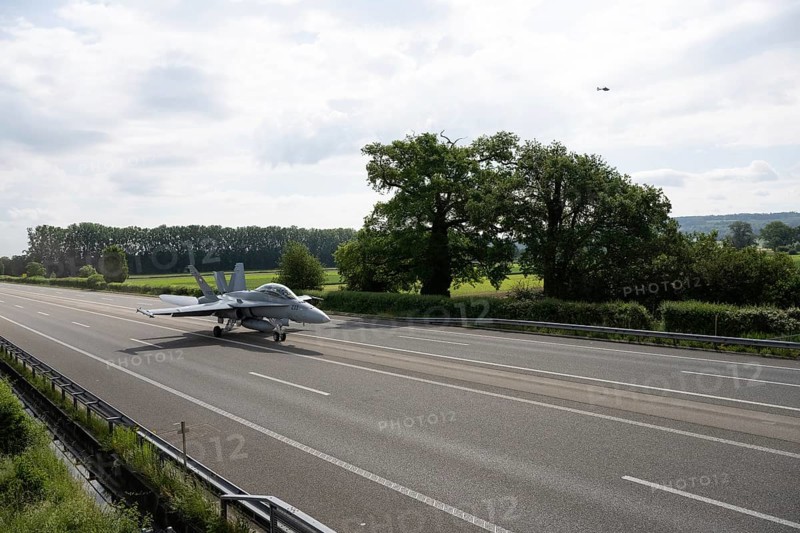 Swiss Air Force F/A 18 fighter aircraft take off and land on the A1 motorway during the Alpha Uno exercise in Payerne on Wednesday, 5 June 2024. The purpose of the military exercise is to strengthen the defence capability of the Swiss Armed Forces through so-called decentralisation. (DDPS/DDPS, Clemens Laub)