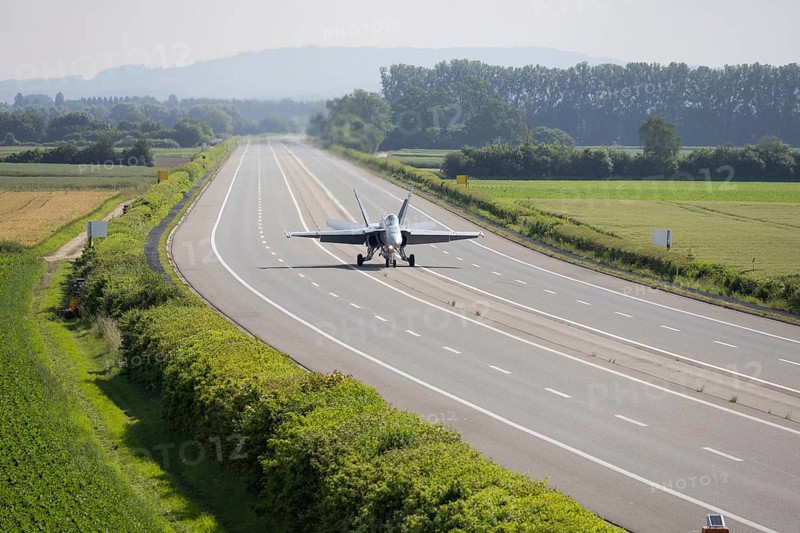 Swiss Air Force F/A 18 fighter aircraft take off and land on the A1 motorway during the Alpha Uno exercise in Payerne on Wednesday, 5 June 2024. The purpose of the military exercise is to strengthen the defence capability of the Swiss Armed Forces through so-called decentralisation. (DDPS/DDPS, Philipp Schmidli)