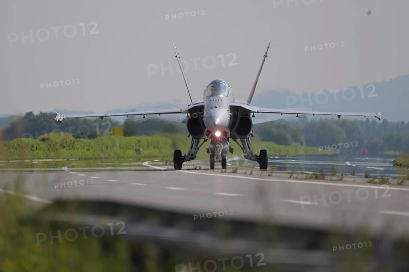 Swiss Air Force F/A 18 fighter aircraft take off and land on the A1 motorway during the Alpha Uno exercise in Payerne on Wednesday, 5 June 2024. The purpose of the military exercise is to strengthen the defence capability of the Swiss Armed Forces through so-called decentralisation. (DDPS/DDPS, Clemens Laub)
