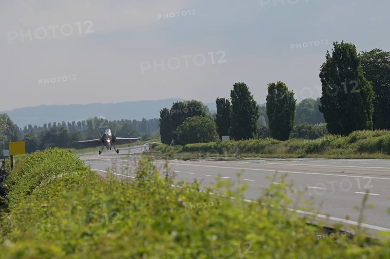Swiss Air Force F/A 18 fighter aircraft take off and land on the A1 motorway during the Alpha Uno exercise in Payerne on Wednesday, 5 June 2024. The purpose of the military exercise is to strengthen the defence capability of the Swiss Armed Forces through so-called decentralisation. (DDPS/DDPS, Sam Bosshard)