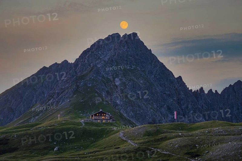 Full moon over the Fiderepasshütte and Hammerspitze, 2260m, Allgäu Alps, Allgäu, Bavaria, Germany, Europe