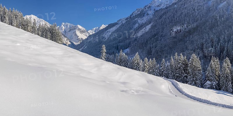 Oytal in winter, behind it Schochen, 2100m, Schneck, 2268m, Himmelhorn, 2113m, and Grosser Wilder, 2379m, near Oberstdorf, Oberallgäu, Bavaria, Germany, Europe