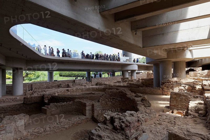 Entrance to the Acropolis Museum, ancient excavations and human queue, architect Bernard Tschumi, Athens, Greece, Europe