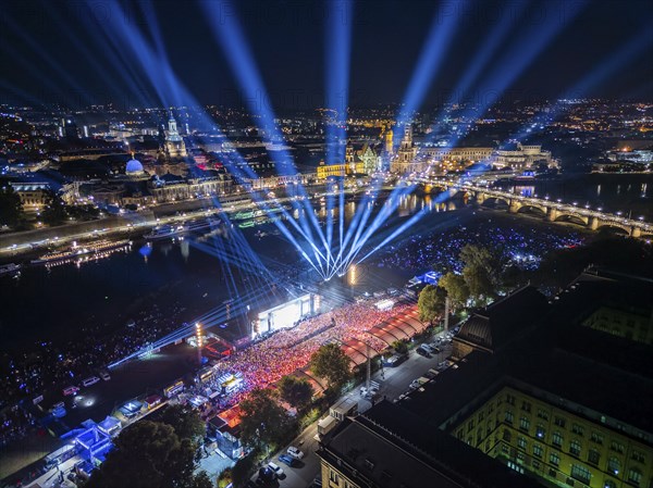 Kaisermania in Dresden is one of the biggest music events in Germany, with the famous singer and his band performing in front of a large audience on the Königsufer on the grounds of the Dresden Film Nights. Tens of thousands of fans listen to him on the Elbe meadows and Brühl's Terrace
