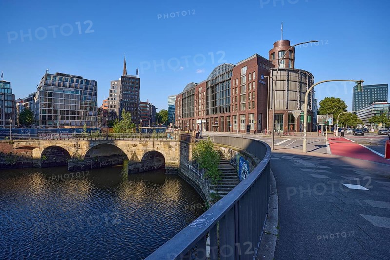 Nikolaifleet with Zollernbrücke, Domstrasse with the SRH Campus Hamburg, Free and Hanseatic City of Hamburg, Hanseatic city, independent city, federal state of Hamburg, Germany, Europe