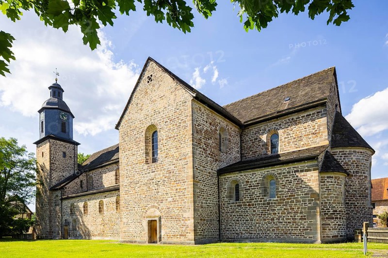 The Lippoldsberg Monastery with the Church of St George and St Mary is a former Benedictine monastery that was the origin of the village of Lippoldsberg on the Weser in northern Hesse. The roofs are covered with sandstone slabs, Lippoldsberg, Lippoldsberg, Hesse, Germany, Europe