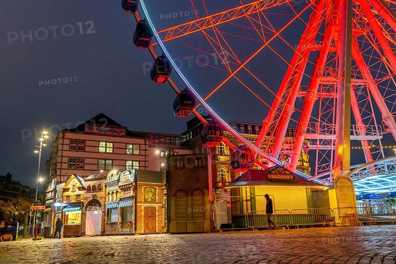 Old town, empty Burgplatz, on the banks of the Rhine, Ferris wheel, Wheel of Vision, with many Christmas market stalls, many closed, usually well filled with visitors, Christmas decorations, during the second lockdown in the Corona crises, Düsseldorf, North Rhine-Westphalia, Germany, Europe