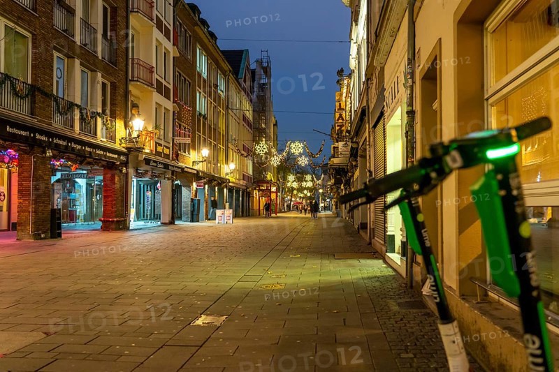 Altstadt, empty Bolker Strasse, normally well-filled street, with many Altstadt pubs, Christmas decorations, during the second lockdown in the Corona crises, Düsseldorf, North Rhine-Westphalia, Germany, Europe