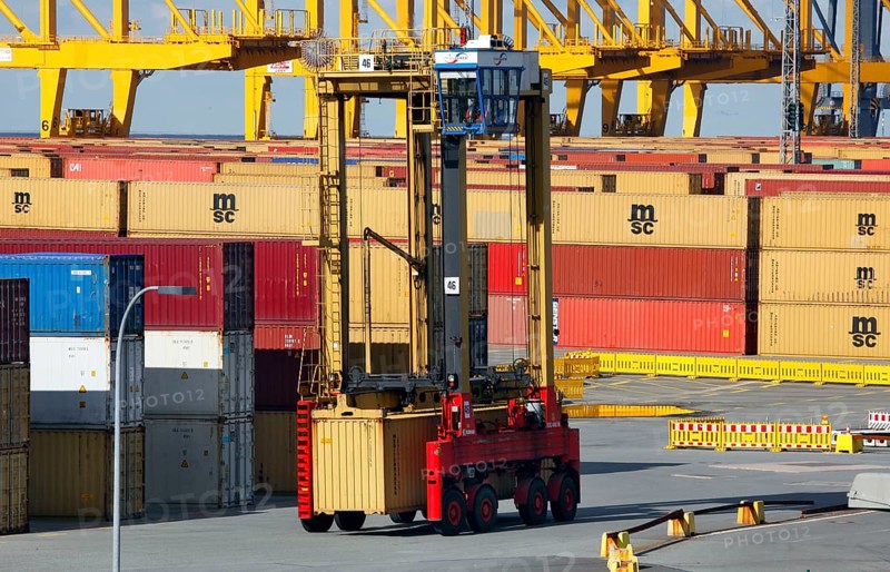 Bremerhaven, 29.09.2010, Van Carrier transports containers at the Eurogate container terminal, Bremerhaven, Germany, Europe