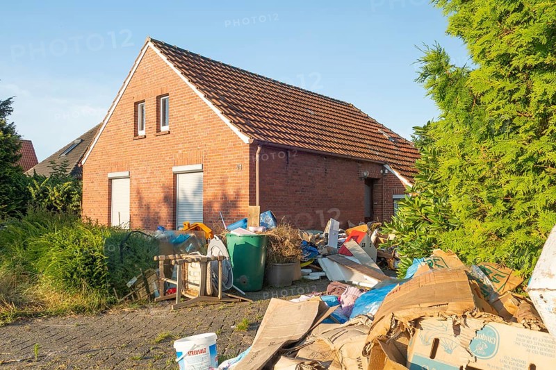 Household waste, bulky waste, clearing out, household clearance, disposal, uninhabitable, detached house, East Frisia, Germany, Europe