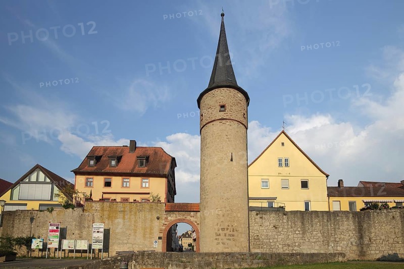 Main Gate with historic city wall and Tor Tor to the Maingasse, city tower, Karlstadt, Bavaria, Germany, Europe