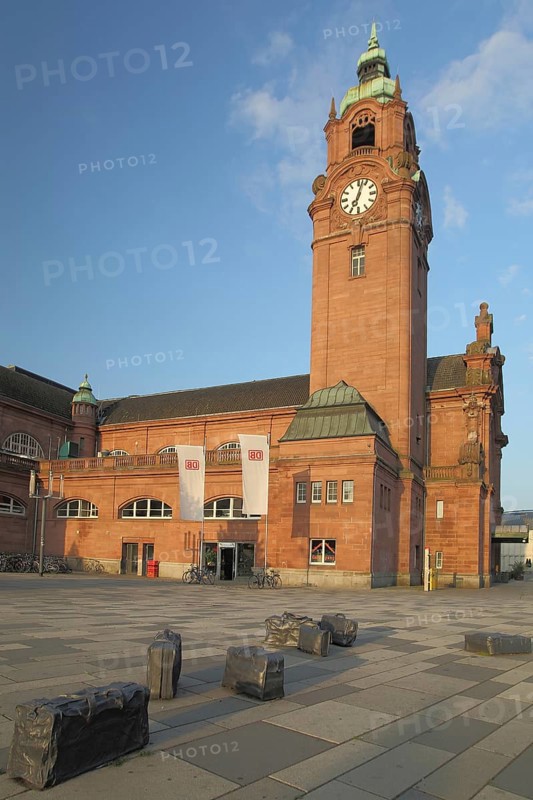 Neo-Baroque central station with sculpture Heavy Luggage by Andreas von Weizsäcker 2001, suitcase, luggage, floor, standing, dummy, forgotten, Wiesbaden, Hesse, Germany, Europe
