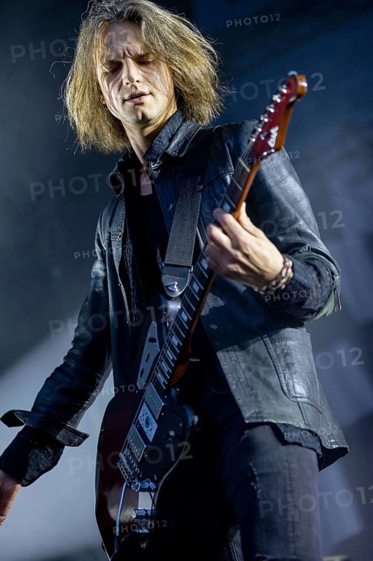 Thomas Stolle, guitarist of Silbermond live on Auf Auf, Sommer 2024 Tour at the sold-out Waschhaus Open Air, Potsdam, 03.08.2024