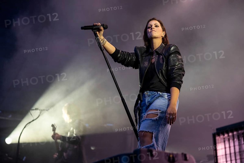 Stefanie Kloss, singer of Silbermond live on Auf Auf, Sommer 2024 Tour at the sold-out Waschhaus Open Air, Potsdam, 03/08/2024