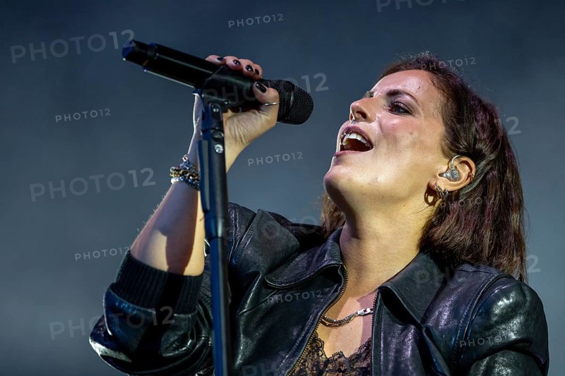 Stefanie Kloss, singer of Silbermond live on Auf Auf, Sommer 2024 Tour at the sold-out Waschhaus Open Air, Potsdam, 03/08/2024
