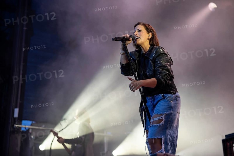 Stefanie Kloss, singer of Silbermond live on Auf Auf, Sommer 2024 Tour at the sold-out Waschhaus Open Air, Potsdam, 03/08/2024
