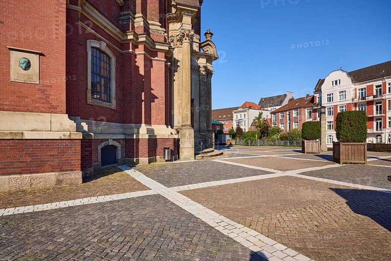 Facade with memorial plaque to Ernst Georg Sonnin, the builder of the main church of St Michaelis, Michel, churchyard and residential buildings in the background, Free and Hanseatic City of Hamburg, Hanseatic city, independent city, federal state of Hamburg, Germany, Europe
