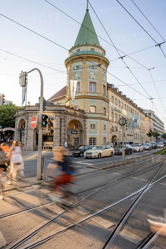 Cyclists crossing the traffic light at green at Stiglmaierplatz, motion blur, Löwenbräukeller of the Löwenbräu brewery in the background, Stiglmaierplatz, Munich, Upper Bavaria, Bavaria, Germany, Europe