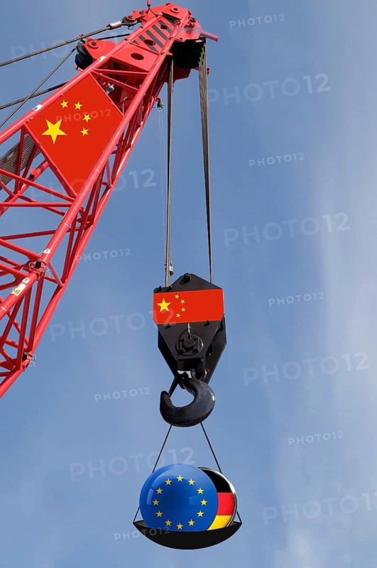Symbolic image, EU European Union, Germany, China, surveillance, social spider web, trade dispute, punitive tariffs, economic war, international markets, East-West conflict, hegemony, global economy, dominance, industrial espionage, social media, social networks, global spider web, GDPR General Data Protection Regulation, data siphoning, data collection, Europe