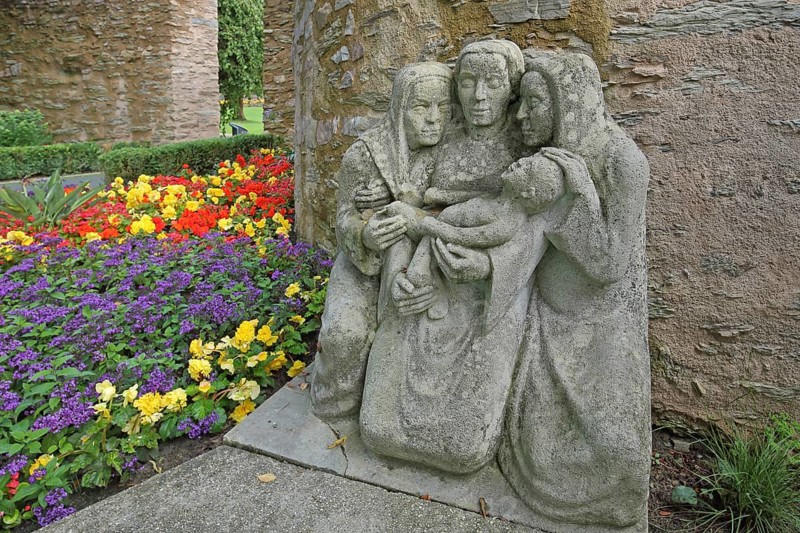 Rubens Fountain by Hermann Kuhmichel 1935, sculpture, three, woman, mother, stone, infant, carry, arm, protect, care, Rubens, fountain, castle park, Siegen, Siegerland, North Rhine-Westphalia, Germany, Europe