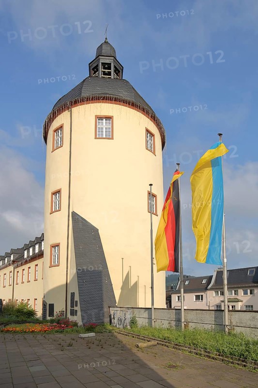Thick tower with German and Ukrainian national flags, baroque, Lower Castle, Siegen, Siegerland, North Rhine-Westphalia, Germany, Europe