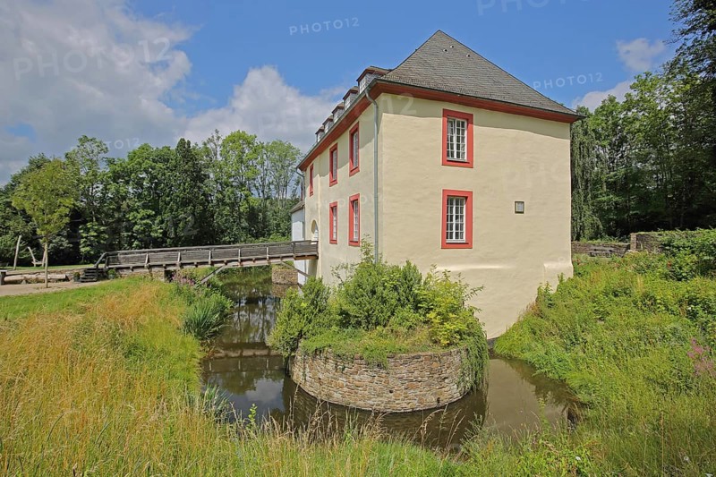 Moated castle built in the 15th century with wooden bridge and pond, Hainchen, Netphen, Rothaargebirge, Siegerland, North Rhine-Westphalia, Germany, Europe