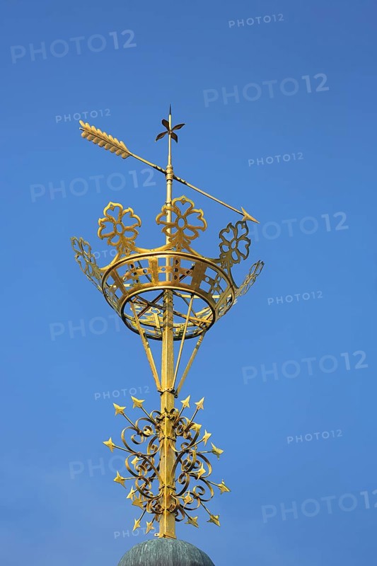 Landmark golden crown on the spire of the Nikolaikirche, golden, crown, shining, detail, cut-out, handicraft, forging, arrow, weather vane, wind rose, Siegen, Siegerland, North Rhine-Westphalia, Germany, Europe