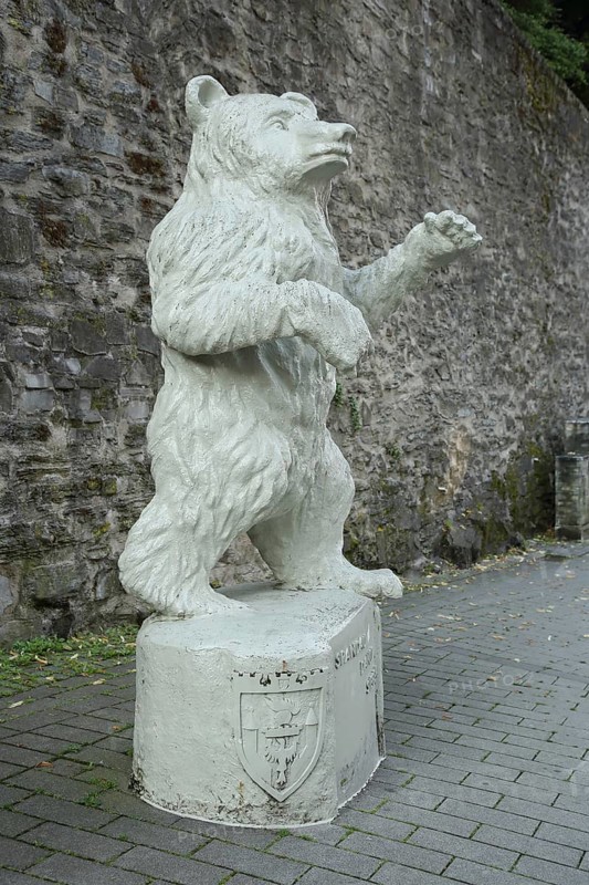 Sculpture and memorial Berlin Bear by Lilliy Voigt 1952, Lily, white, bear figure, Kölner Strasse, Siegen, Siegerland, North Rhine-Westphalia, Germany, Europe