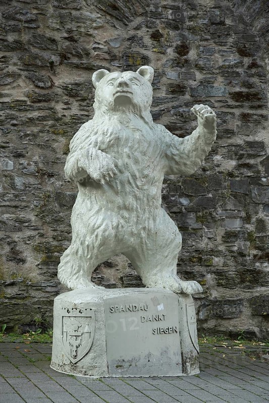 Sculpture and memorial Berlin Bear by Lilliy Voigt 1952, Lily, white, bear figure, Kölner Strasse, Siegen, Siegerland, North Rhine-Westphalia, Germany, Europe