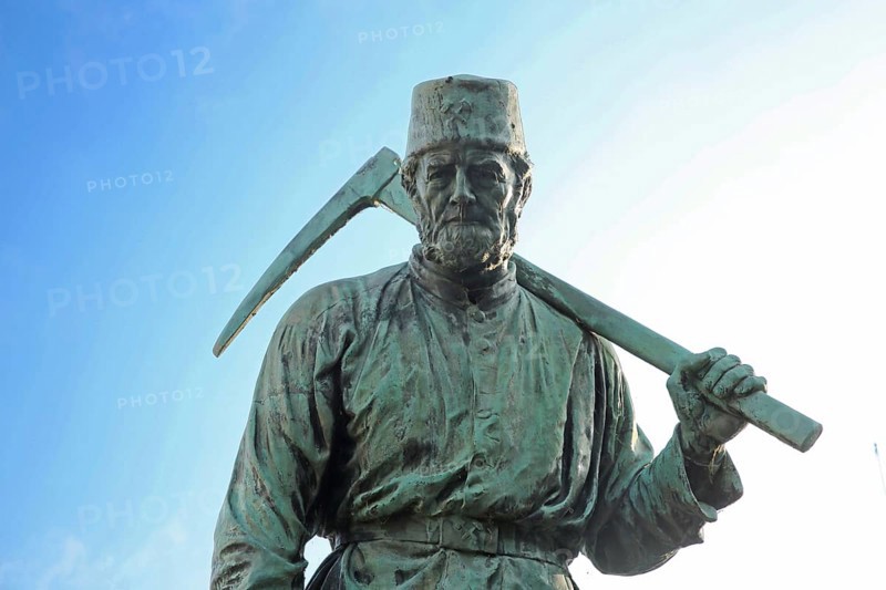 Miner Henner with pickaxe by Friedrich Reusch, 1902, symbol for miner in mining, mine, worker, miner, pick, pickaxe, pickaxe, tool, bronze verdigris, detail, work, shoulder, carry, hand, Henner and Frieder, Siegen, Siegerland, North Rhine-Westphalia, Germany, Europe