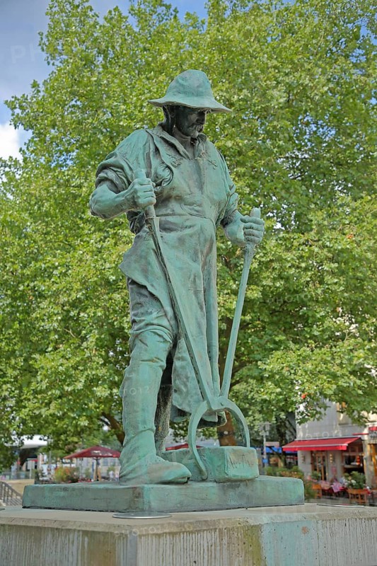 Sculpture Hüttenmann Frieder by Friedrich Reusch 1902 as a symbol for workers in the former hammer mill, steel worker, metal worker, labourer, metal production, steel industry, industry, steel mill, tongs, force, press, grip, bronze, verdigris, Henner and Frieder, Siegen, Siegerland, North Rhine-Westphalia, Germany, Europe