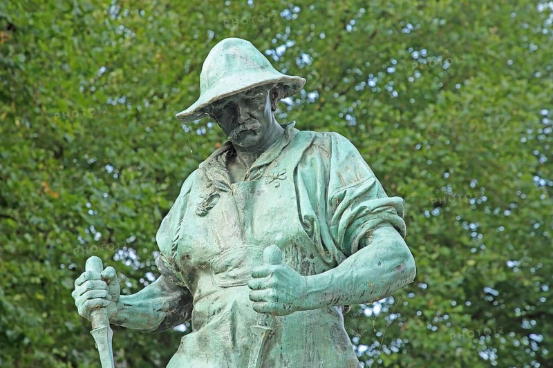 Sculpture Hüttenmann Frieder by Friedrich Reusch 1902 as a symbol for workers in the former hammer mill, steel worker, metal worker, labourer, metal production, steel industry, industry, steel mill, tongs, force, press, grip, bronze, verdigris, Henner and Frieder, Siegen, Siegerland, North Rhine-Westphalia, Germany, Europe