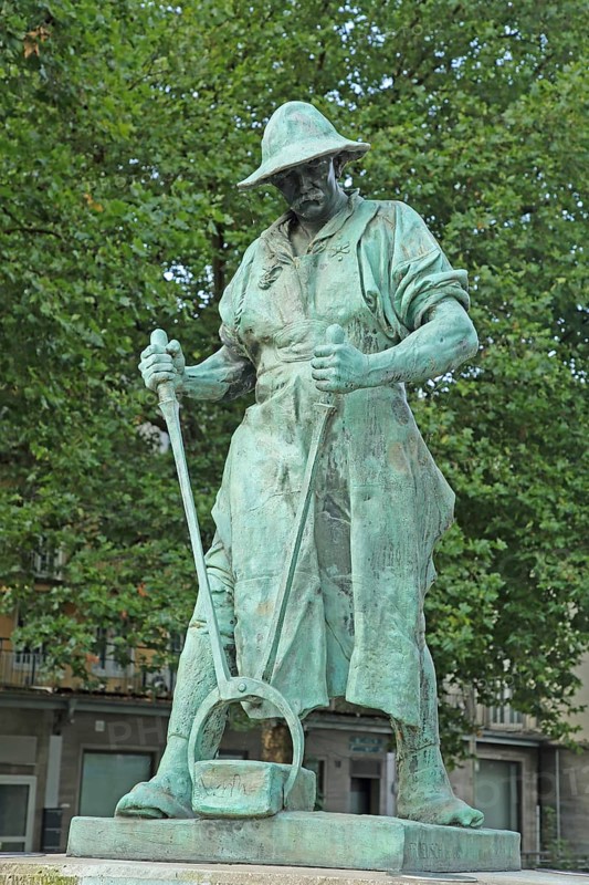 Sculpture Hüttenmann Frieder by Friedrich Reusch 1902 as a symbol for workers in the former hammer mill, steel worker, metal worker, labourer, metal production, steel industry, industry, steel mill, tongs, force, press, grip, bronze, verdigris, Henner and Frieder, Siegen, Siegerland, North Rhine-Westphalia, Germany, Europe