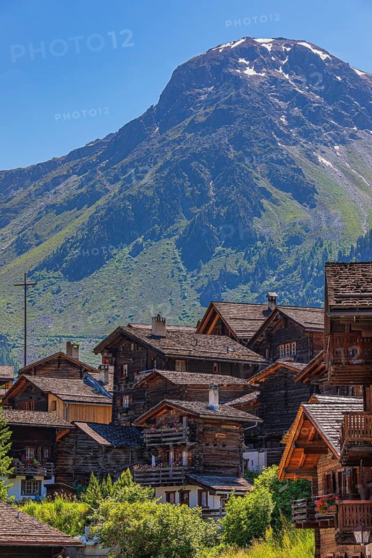 Nested old wooden houses in the historic centre of Grimentz, with the summit of the Scex de Marenda in the background, Val d'Anniviers, Valais Alps, Canton Valais, Switzerland, Europe