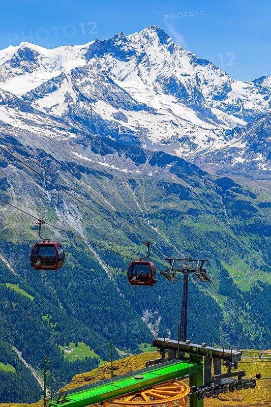 Gondolas of the cable car from Zinal to Corne de Sorebois, behind the snow-covered Weisshorn, Val d'Anniviers, Valais Alps, Canton Valais, Switzerland, Europe