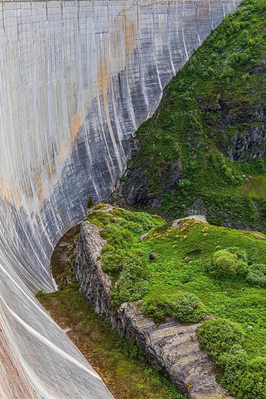 Concrete dam wall of the Moiry dam, near Grimentz, Val d'Anniviers, Valais Alps, Canton Valais, Switzerland, Europe