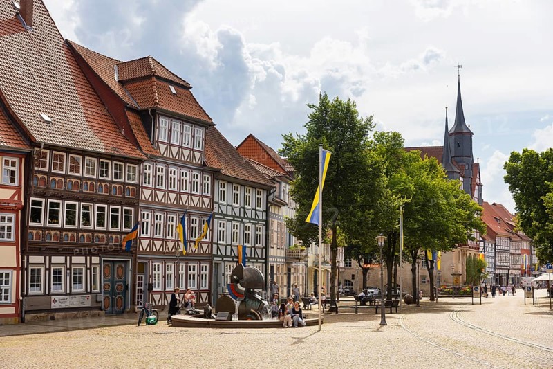 Duderstadt is a town and independent municipality in the district of Göttingen in south-east Lower Saxony. The predominantly medieval townscape is characterised by around 600 town houses of various styles - mainly half-timbered houses. Marktstrasse with Schützenbrunnen fountain, Duderstadt, Duderstadt, Lower Saxony, Germany, Europe